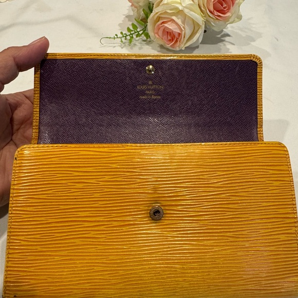 Authentic Louis Vuitton Epi trifold wallet - Picture 11 of 11